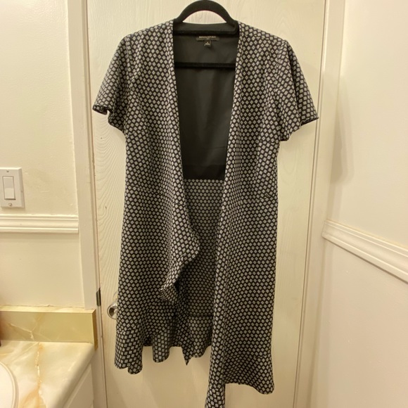 Knee length ruffles bottom dress - Picture 4 of 5